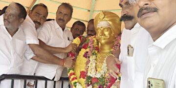 தீரன் சின்னமலை திருவுருவ சிலைக்கு முன்னாள் அமைச்சர் எஸ்.பி.வேலுமணி எம்.எல்.ஏ., மாலை அணிவித்து மரியாதை செலுத்தினார்