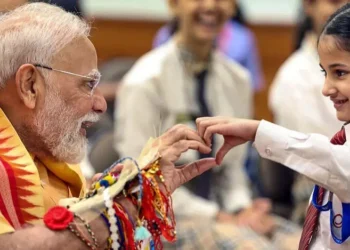 குழந்தைகளுடன் ராக்கி கட்டி ரக்ஷா பந்தன் கொண்டாடிய பிரதமர் மோடி