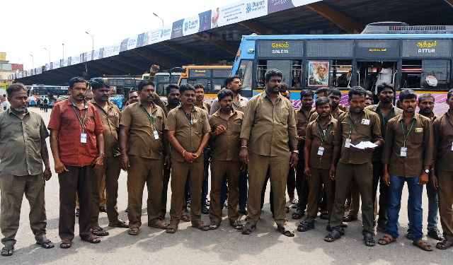 இலவச பேருந்து பயணத் திட்டத்திற்கு எதிர்ப்பு – சேலத்தில் தனியார் பேருந்துகள் வேலைநிறுத்தம்
