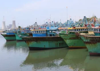 லட்சத்தீவு அருகே தூத்துக்குடி விசைப்படகு சிறைபிடிப்பு; 9 மீனவர்கள் விசாரணை