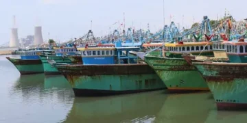 லட்சத்தீவு அருகே தூத்துக்குடி விசைப்படகு சிறைபிடிப்பு; 9 மீனவர்கள் விசாரணை