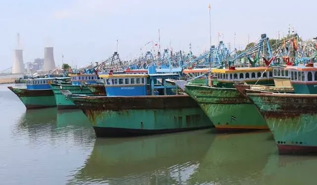 லட்சத்தீவு அருகே தூத்துக்குடி விசைப்படகு சிறைபிடிப்பு; 9 மீனவர்கள் விசாரணை
