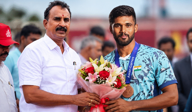 ஆசிய விளையாட்டில் வெண்கலம் வென்ற இந்திய பேட்மிண்டன் அணிக்கு முன்னாள் அமைச்சர்  எஸ்.பி. வேலுமணி வாழ்த்து