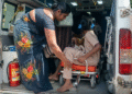 ஓடும் பேருந்தில் கதவு திறந்ததில் சாலையில் விழுந்த மாணவிகள்