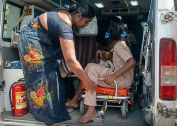 ஓடும் பேருந்தில் கதவு திறந்ததில் சாலையில் விழுந்த மாணவிகள்
