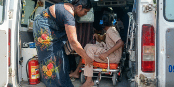 ஓடும் பேருந்தில் கதவு திறந்ததில் சாலையில் விழுந்த மாணவிகள்