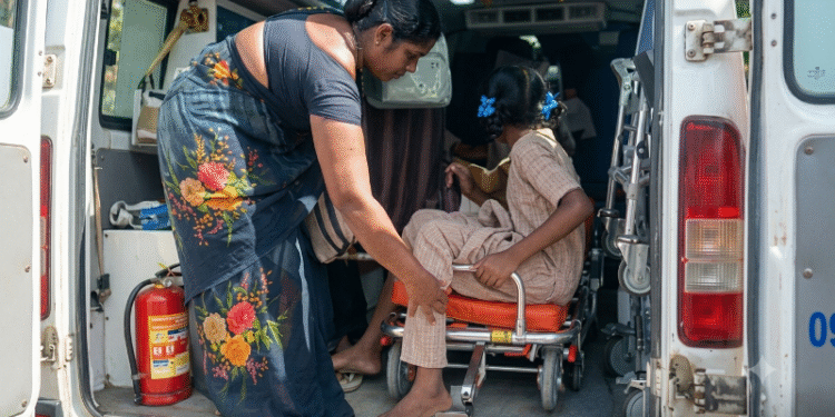 ஓடும் பேருந்தில் கதவு திறந்ததில் சாலையில் விழுந்த மாணவிகள்
