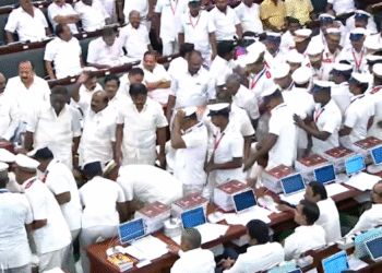 தொடர் அமளியில் ஈடுபட்ட திமுகவினரை வெளியேற்றிய அவைக்காவலர்கள்