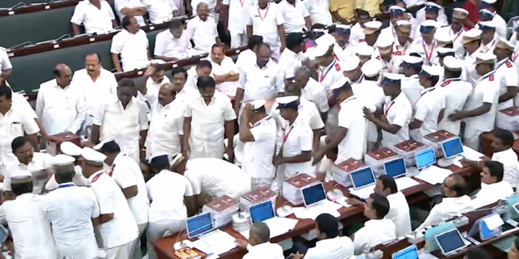 தொடர் அமளியில் ஈடுபட்ட திமுகவினரை வெளியேற்றிய அவைக்காவலர்கள்