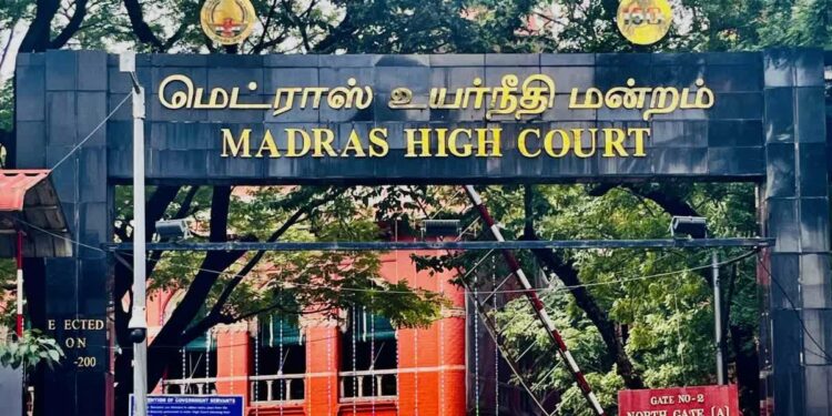ராஜினாமா செய்த எம்.எல்.ஏ.க்கள் மீண்டும் போட்டியிட தடை கோரிய வழக்கு தள்ளுபடி