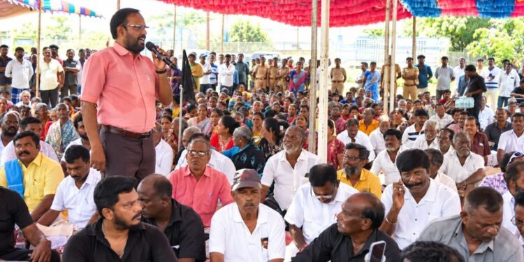 “புதிய தலைமைச் செயலகம் வேண்டாம்” – பட்டினப்பாக்கத்தில் கருப்புக்கொடியுடன் மீனவர்கள் போராட்டம்
