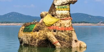 மேட்டூர் அணையில் நீர்மட்டம் சரிவு – முழுவதுமாக வெளியே தெரிந்த பழமையான நந்தி சிலை!
