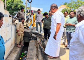 கோவையில் மழையால் மக்கள் கடும் அவதி – களத்தில் இறங்கி உதவிக்கரம் நீட்டிய எஸ்.பி. வேலுமணி!
