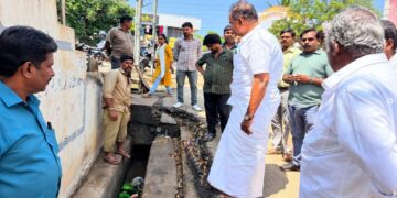 கோவையில் மழையால் மக்கள் கடும் அவதி – களத்தில் இறங்கி உதவிக்கரம் நீட்டிய எஸ்.பி. வேலுமணி!
