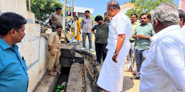 கோவையில் மழையால் மக்கள் கடும் அவதி – களத்தில் இறங்கி உதவிக்கரம் நீட்டிய எஸ்.பி. வேலுமணி!