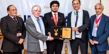 இங்கிலாந்து நாடாளுமன்றத்தில் உரையாற்றி சர்வதேச விருது பெற்ற கோவை டாக்டர் மணிகண்டனுக்கு எஸ்.பி. வேலுமணி பாராட்டு!