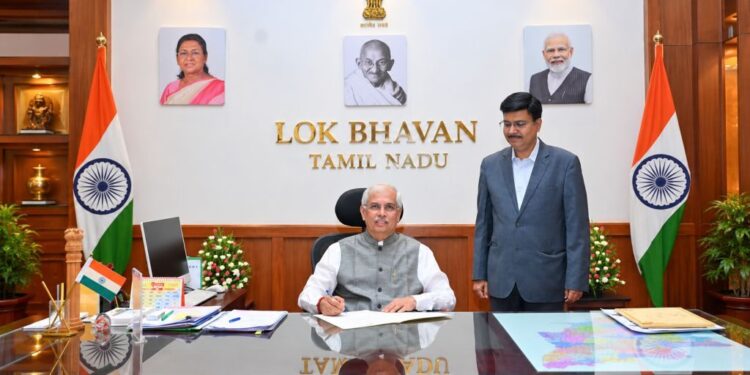 தமிழகத்தின் முழுநேர ஆளுநராக ராஜேந்திர விஸ்வநாத் அர்லேகர் பொறுப்பேற்பு