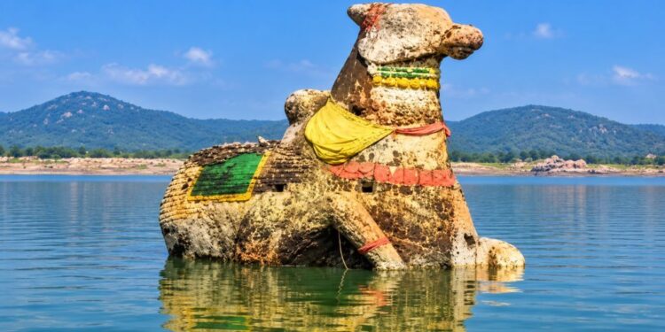 மேட்டூர் அணையில் நீர்மட்டம் சரிவு – முழுவதுமாக வெளியே தெரிந்த பழமையான நந்தி சிலை!