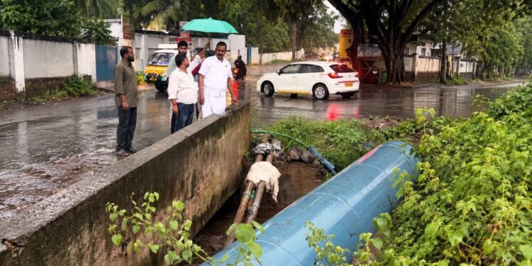 வடகிழக்குப் பருவமழை முன்னாள் அமைச்சர் எஸ்.பி. வேலுமணி நேரில் ஆய்வு