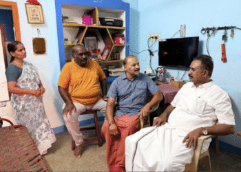 மறைந்த அதிமுக தொண்டர்களின் குடும்பத்தினருக்கு நேரில் ஆறுதல் கூறிய முன்னாள் அமைச்சர் எஸ்.பி.வேலுமணி