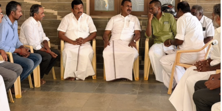 கவுண்டம்பாளையம் பகுதி நிர்வாகி மறைவு: குடும்பத்தினருக்கு முன்னாள் அமைச்சர் எஸ்.பி. வேலுமணி நேரில் ஆறுதல்.