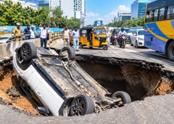 திருவான்மியூரில் திடீரென உள்வாங்கிய சாலை – 10 அடி பள்ளத்தில் தலைகீழாகக் கவிழ்ந்த கார்!