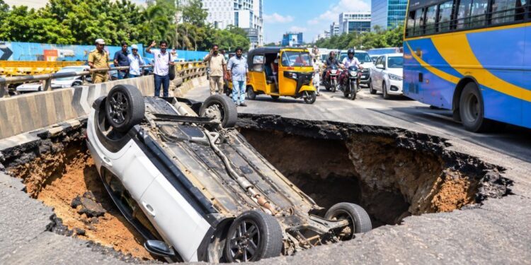 திருவான்மியூரில் திடீரென உள்வாங்கிய சாலை – 10 அடி பள்ளத்தில் தலைகீழாகக் கவிழ்ந்த கார்!