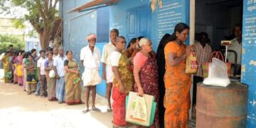 ரேஷன் கடைகளில் 2 மாதங்களுக்கான அரிசி, பருப்பு முன்கூட்டியே வழங்க முடிவு!
