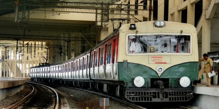 சென்னை கோட்டையில் மின்சார ரயில் தடம் புரண்டது: தாம்பரம்–கடற்கரை சேவை பாதிப்பு!